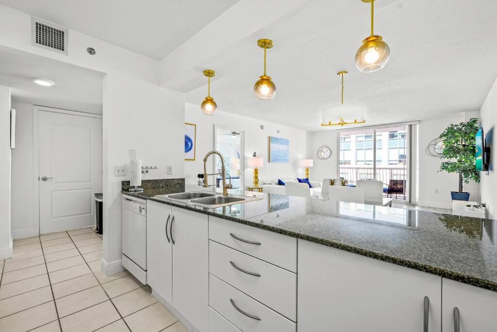 High Floor Unit Located in Brickell - Free Parking