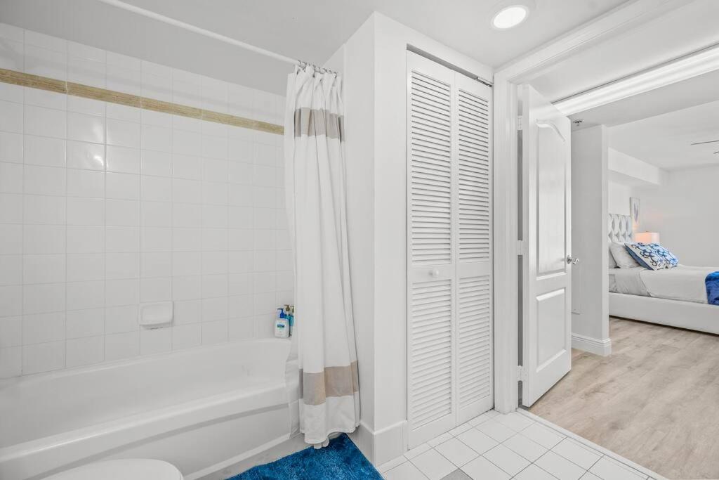 High Floor Unit Located in Brickell - Free Parking