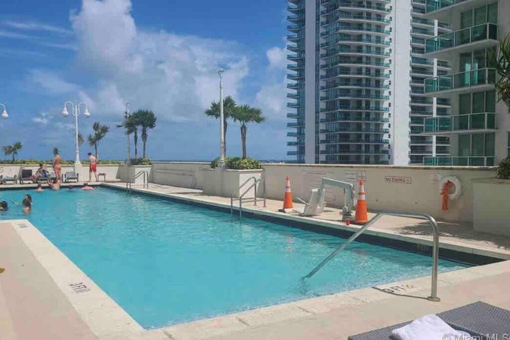 High Floor Unit Located in Brickell - Free Parking