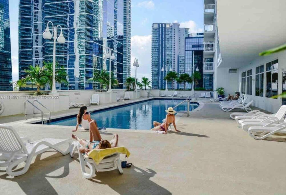 High Floor Unit Located in Brickell - Free Parking