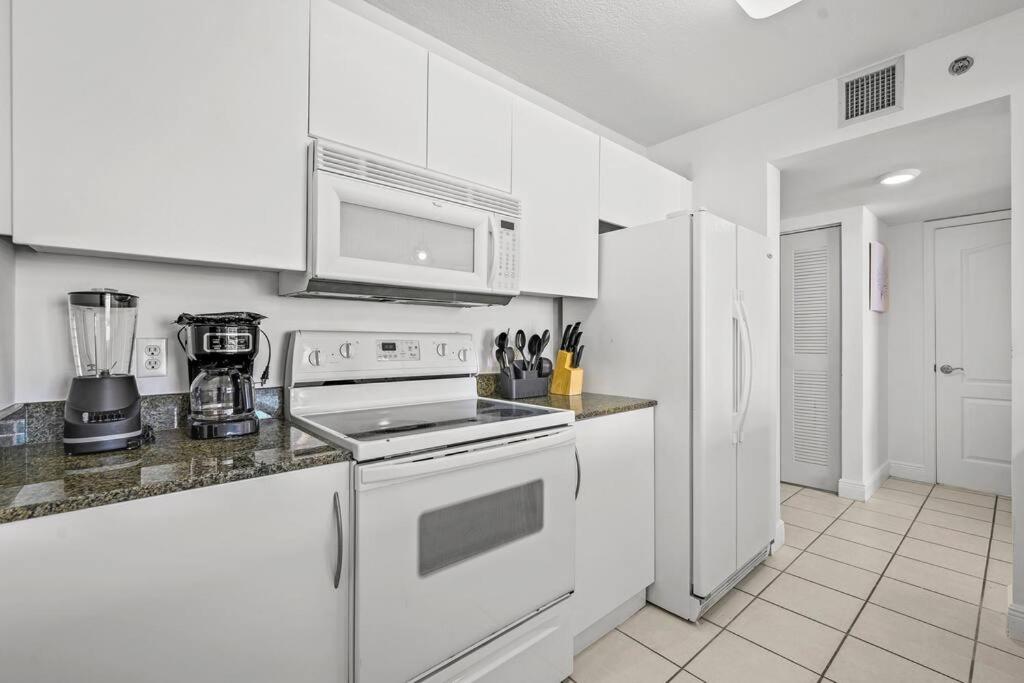 High Floor Unit Located in Brickell - Free Parking