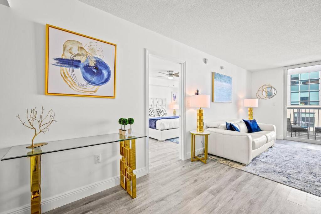 High Floor Unit Located in Brickell - Free Parking