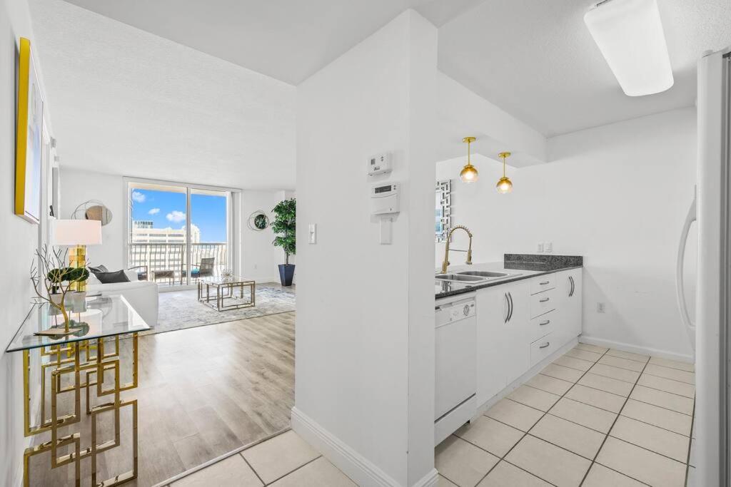 High Floor Unit Located in Brickell - Free Parking