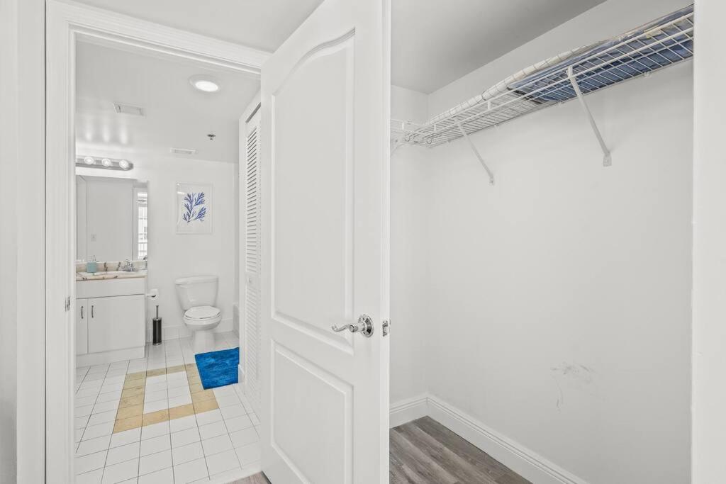 High Floor Unit Located in Brickell - Free Parking