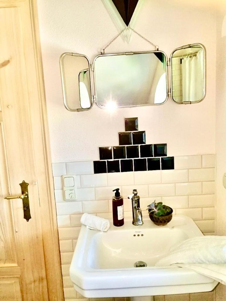 Ruhige Ferienwohnung in seenaher Künstlervilla in Gstadt