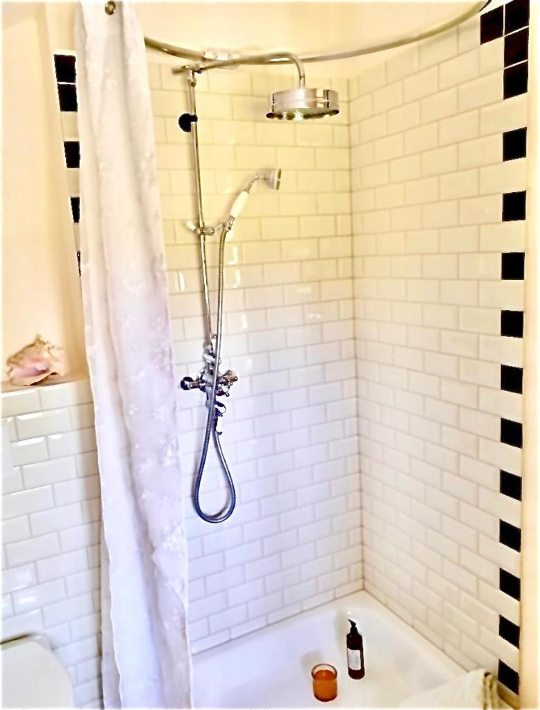 Ruhige Ferienwohnung in seenaher Künstlervilla in Gstadt