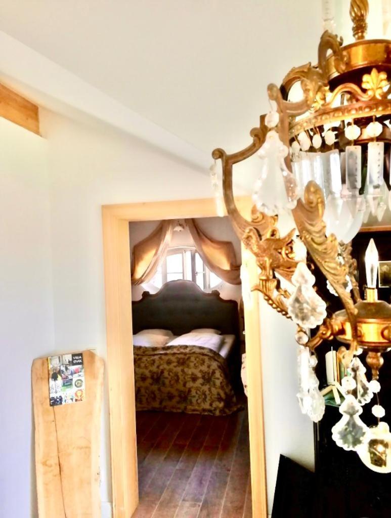Ruhige Ferienwohnung in seenaher Künstlervilla in Gstadt