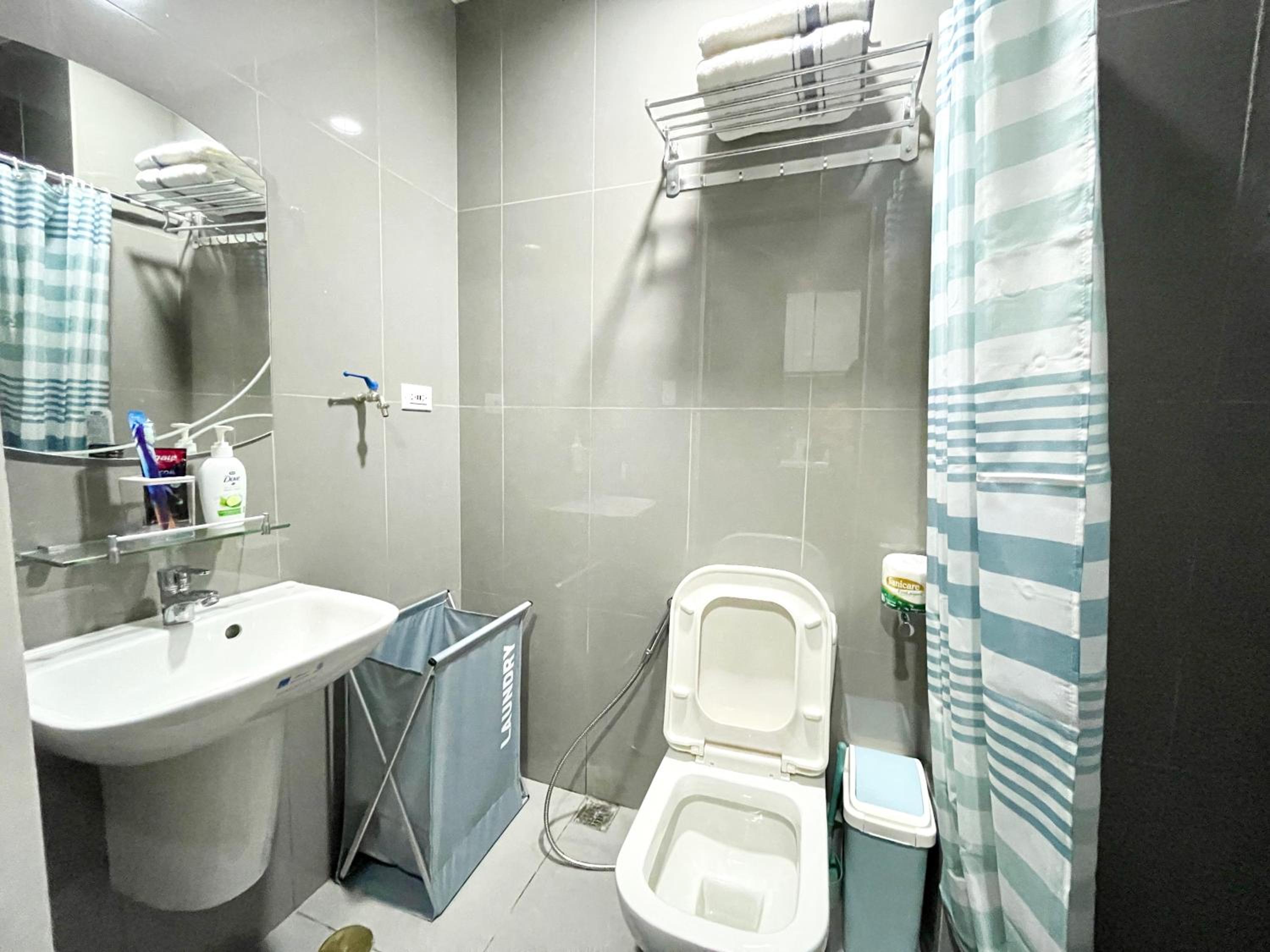 Netflix all day in Lovely 1BR with Balcony Condo AIR Residences view 4