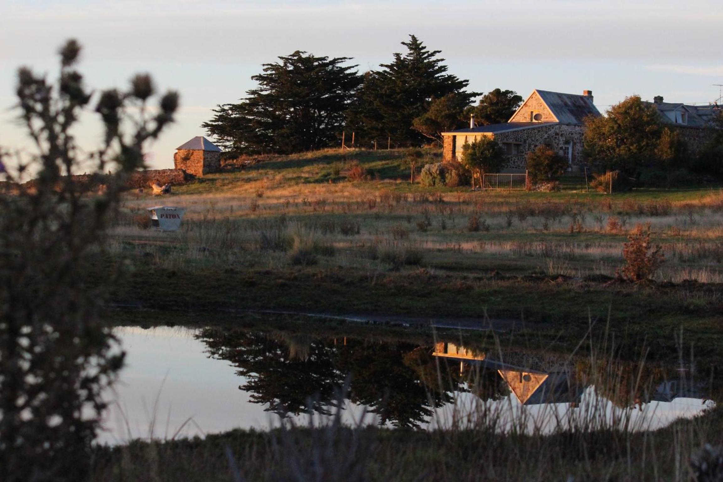 Heritage Shepherd's Cottage - Lisdillon - Waterfront