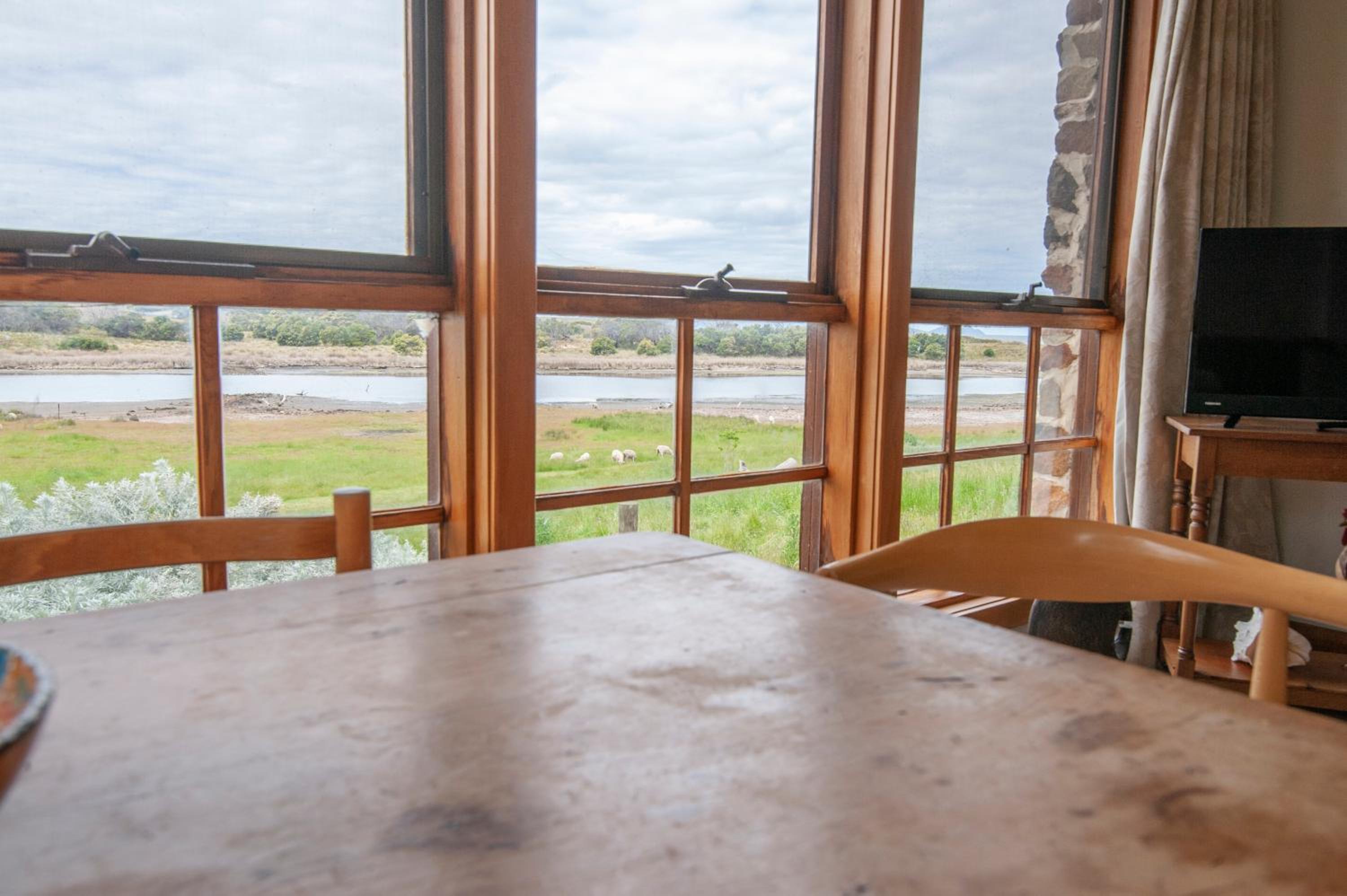 Heritage Shepherd's Cottage - Lisdillon - Waterfront