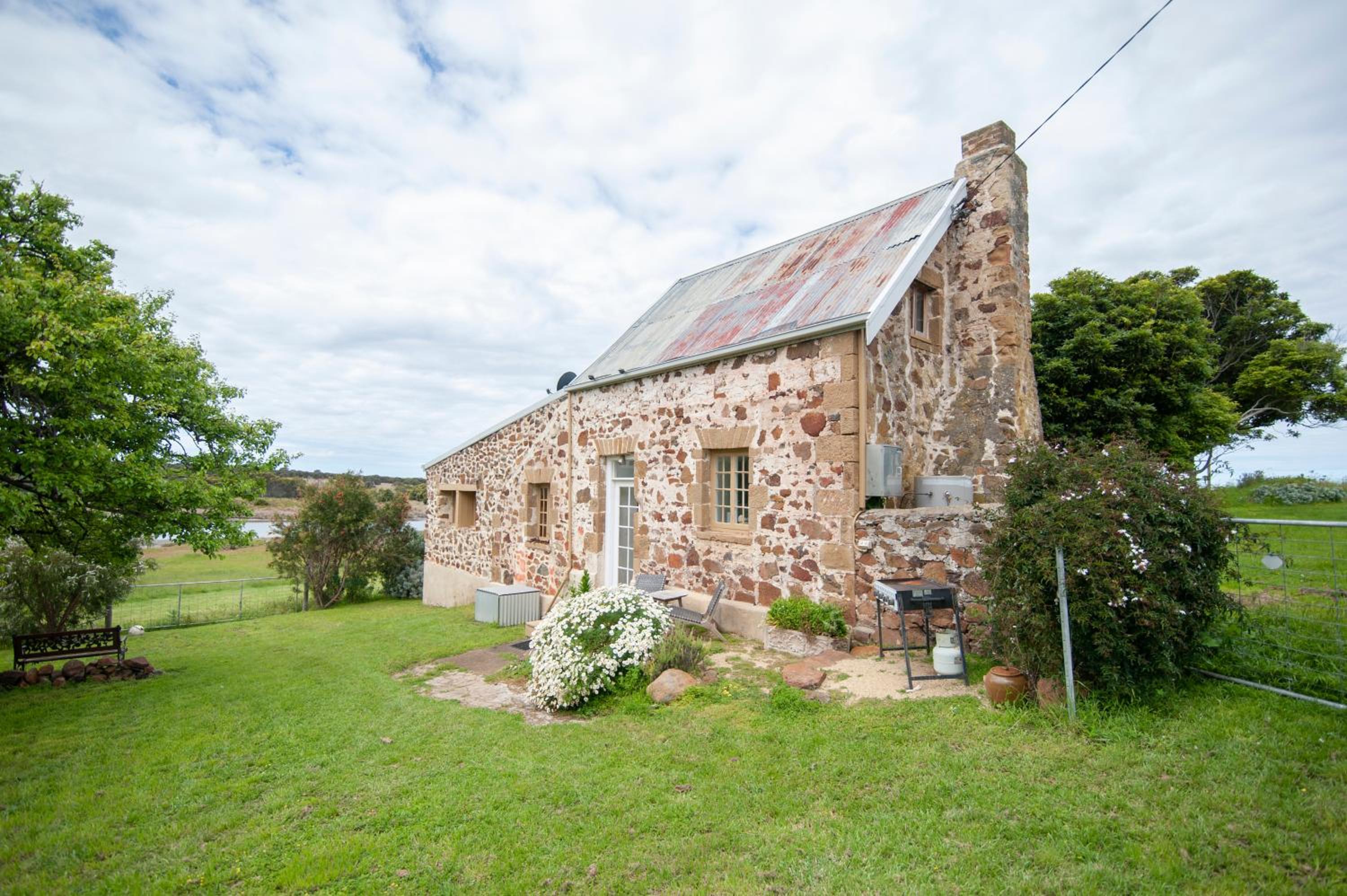Heritage Shepherd's Cottage - Lisdillon - Waterfront
