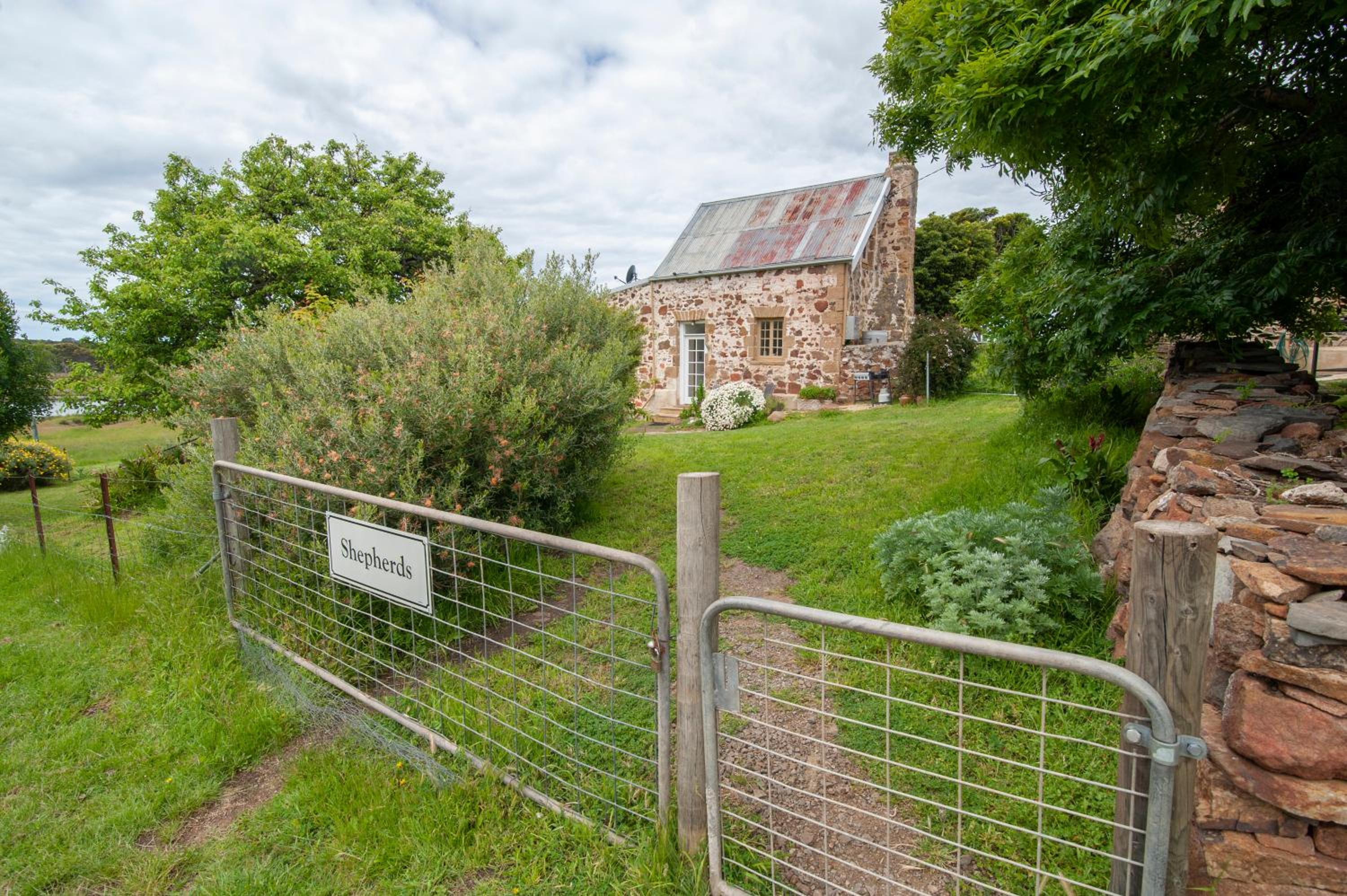 Heritage Shepherd's Cottage - Lisdillon - Waterfront