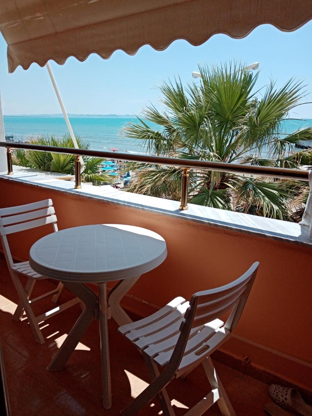 Sea View-Palm Trees Apartment Durres