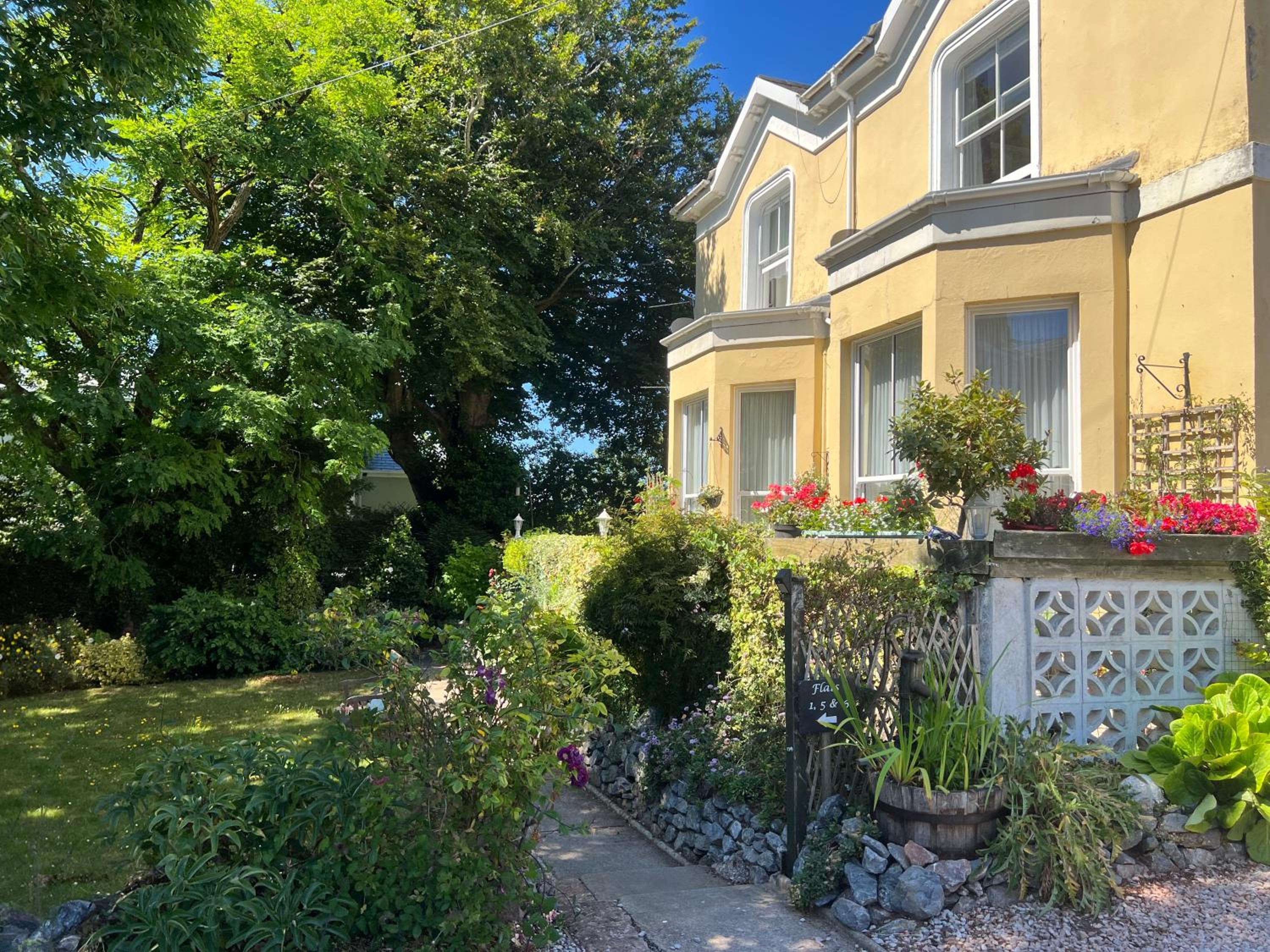 Large Three bed Two bathroom flat in Central Torquay