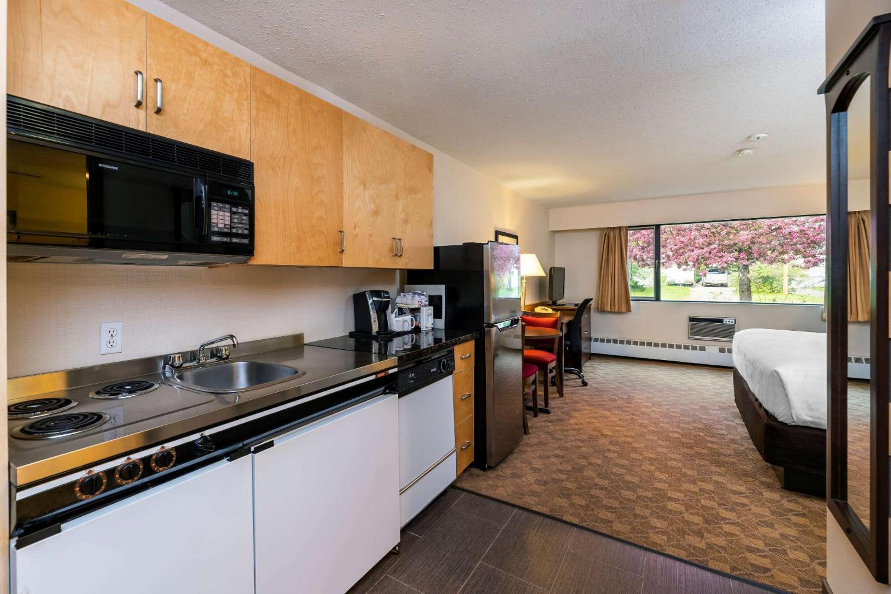 Quesnel Vacations - Prestige Riverside Lodge Quesnel - Property Image 3