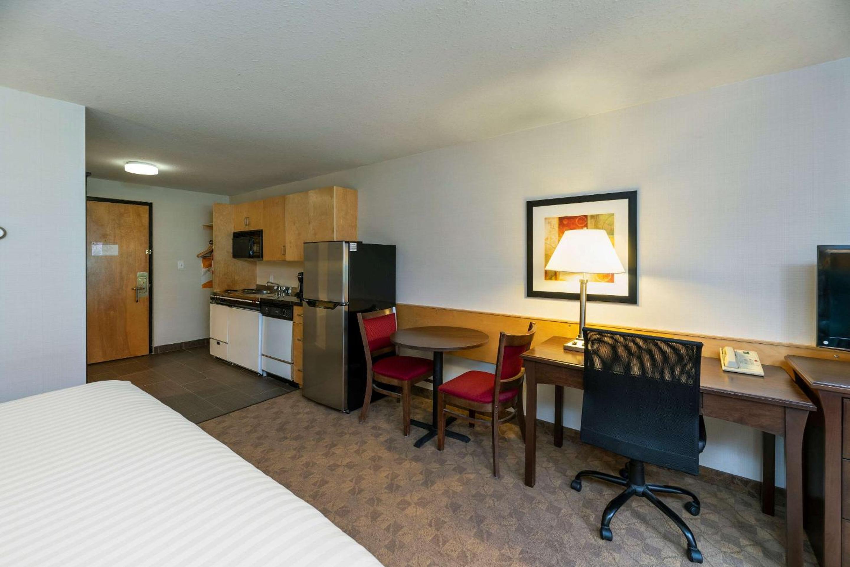 Quesnel Vacations - Prestige Riverside Lodge Quesnel - Property Image 6