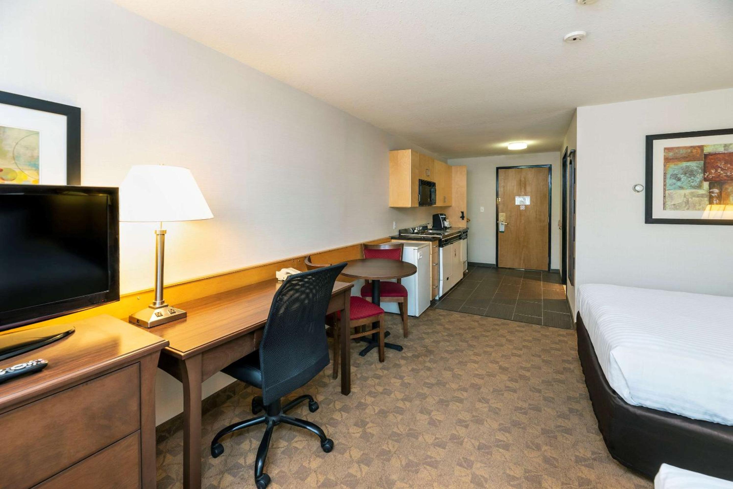 Quesnel Vacations - Prestige Riverside Lodge Quesnel - Property Image 9