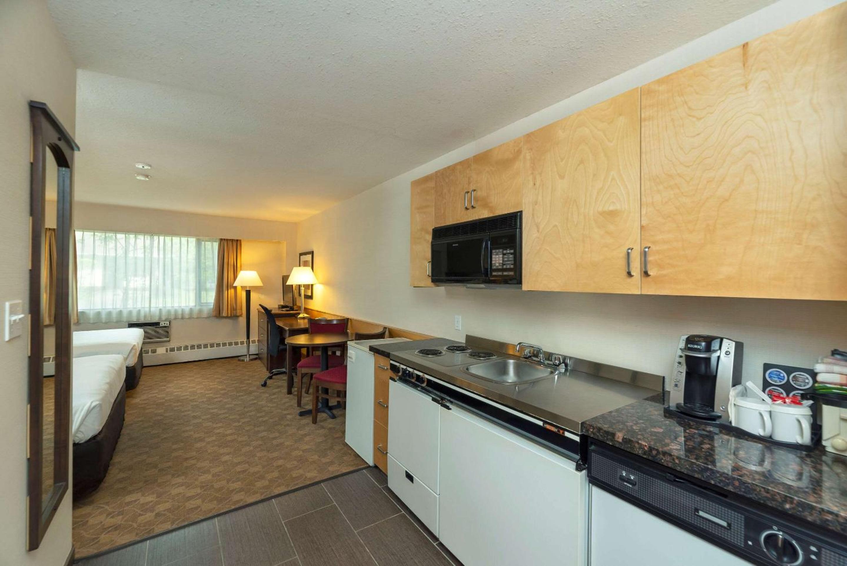 Quesnel Vacations - Prestige Riverside Lodge Quesnel - Property Image 7