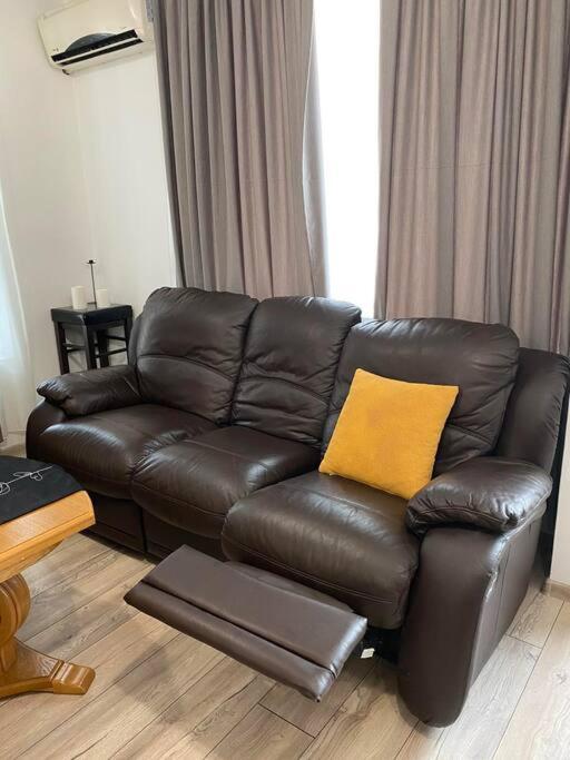 Modern 1BR Apart with Cinema Couch 65 inch TV & Free Street parking view 3