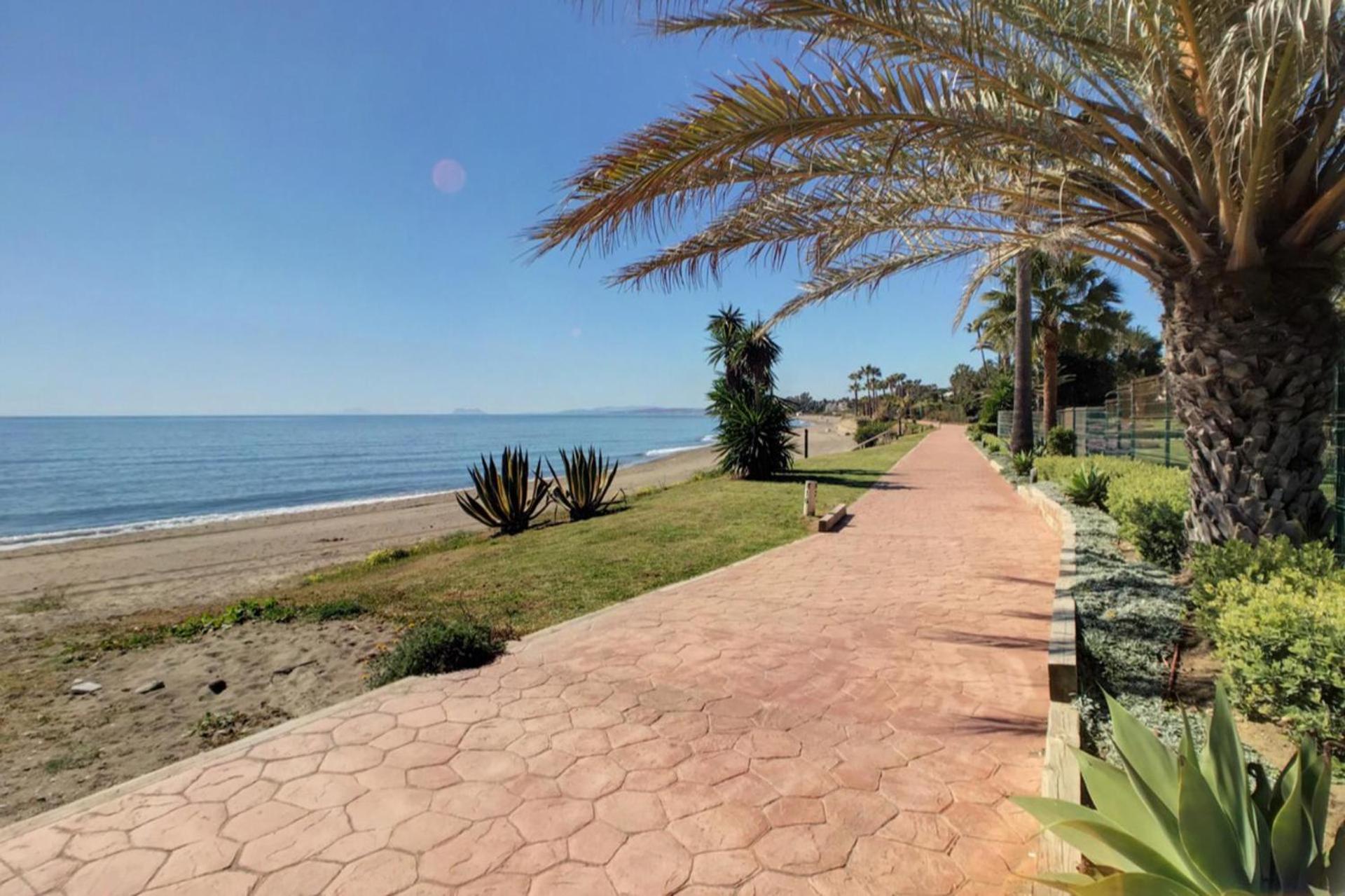Immaculate 2-Bed Beach Apartment in Costa del Sol view 3