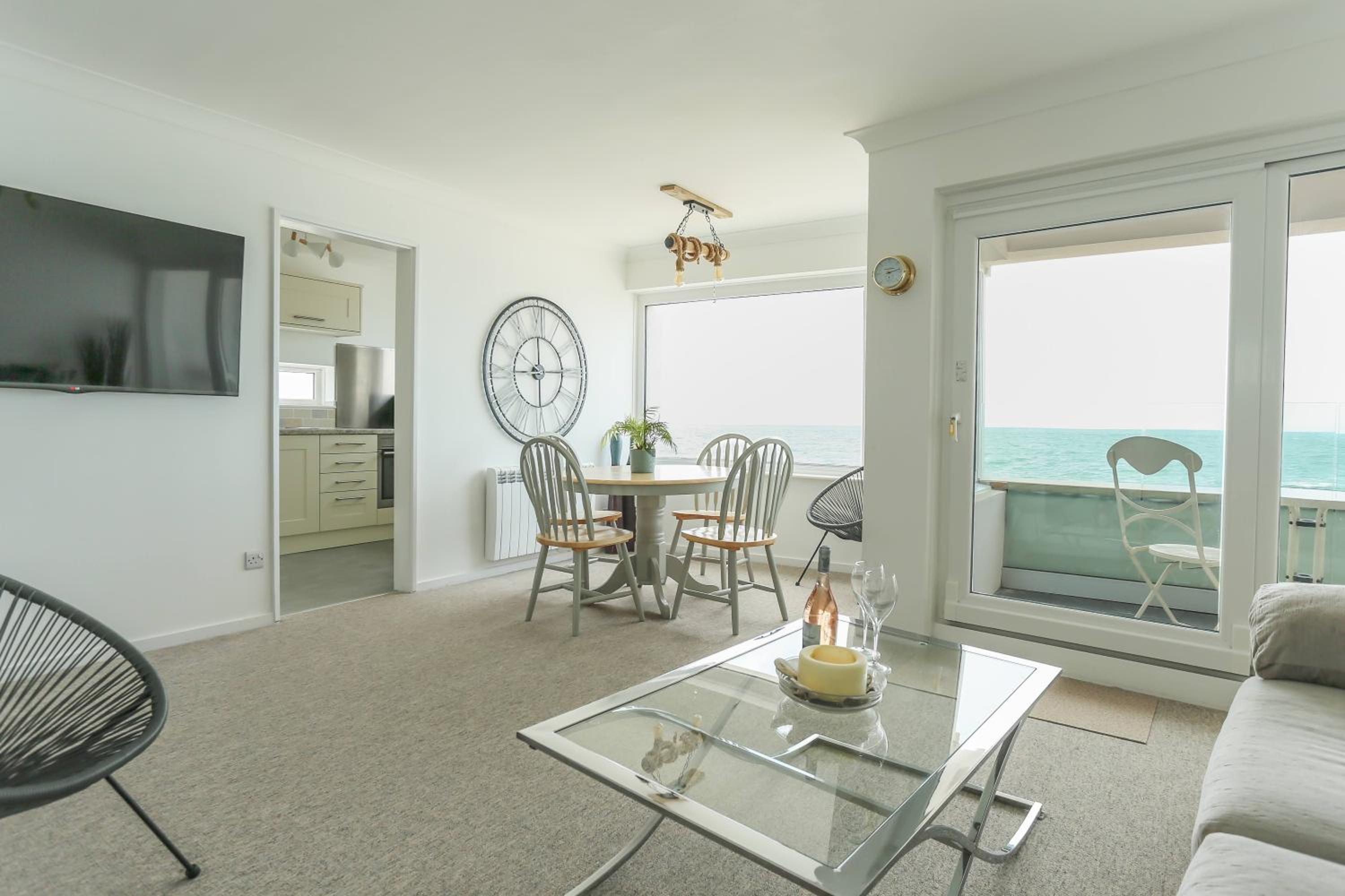 Tides - Beach front apartment in Bracklesham Bay view 5