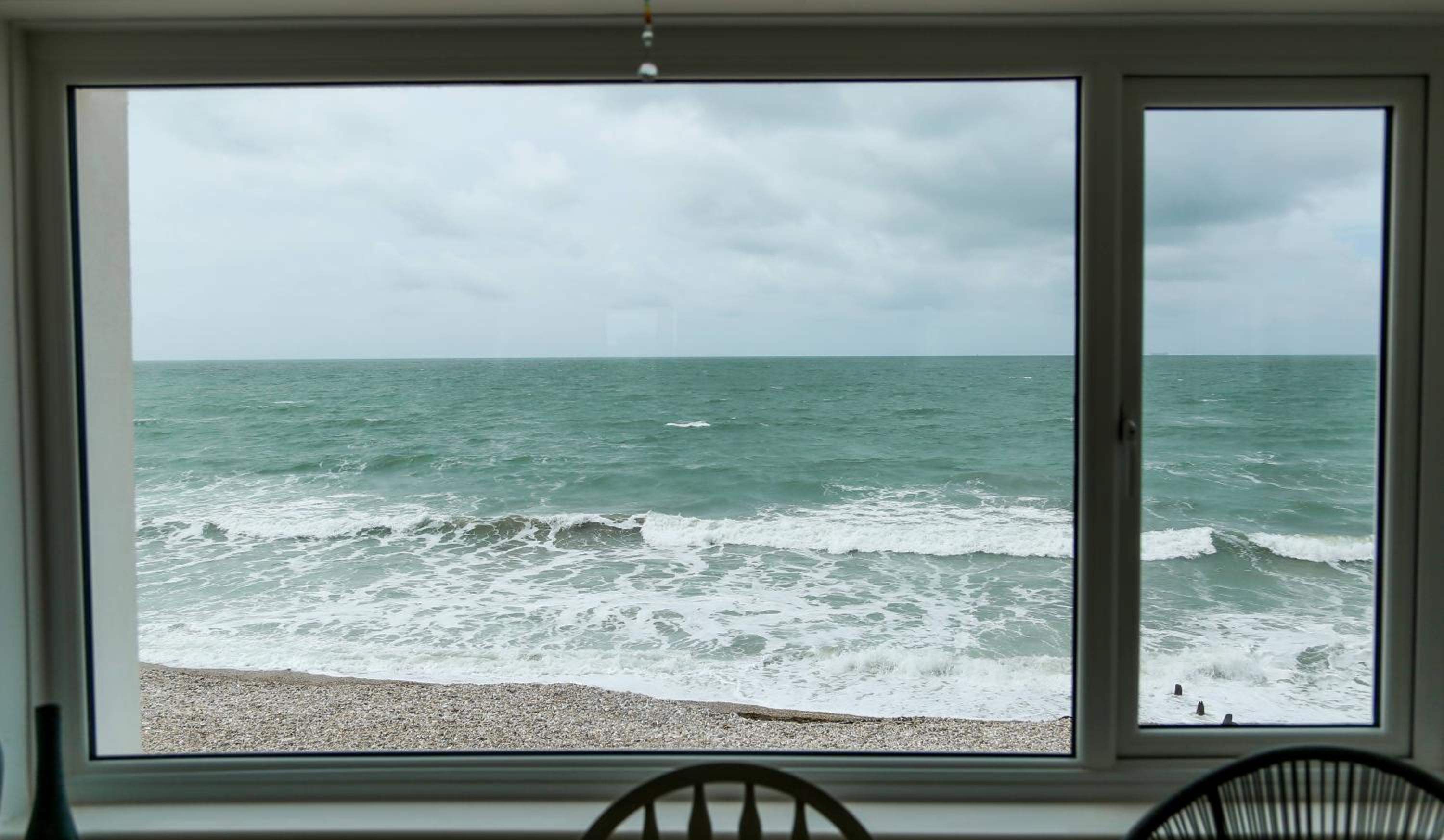 Tides - Beach front apartment in Bracklesham Bay view 2
