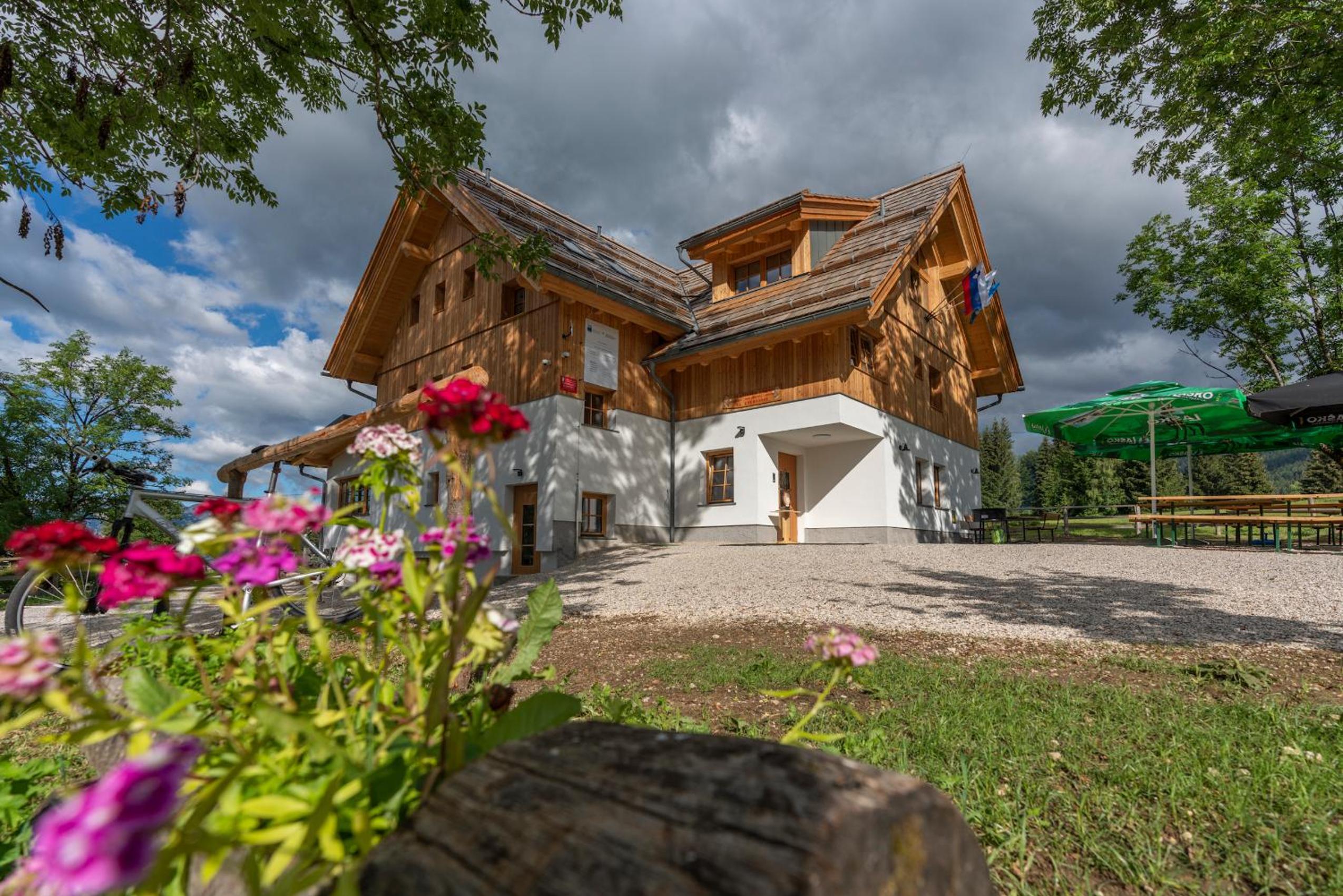 Planinska koča na Uskovnici view 2