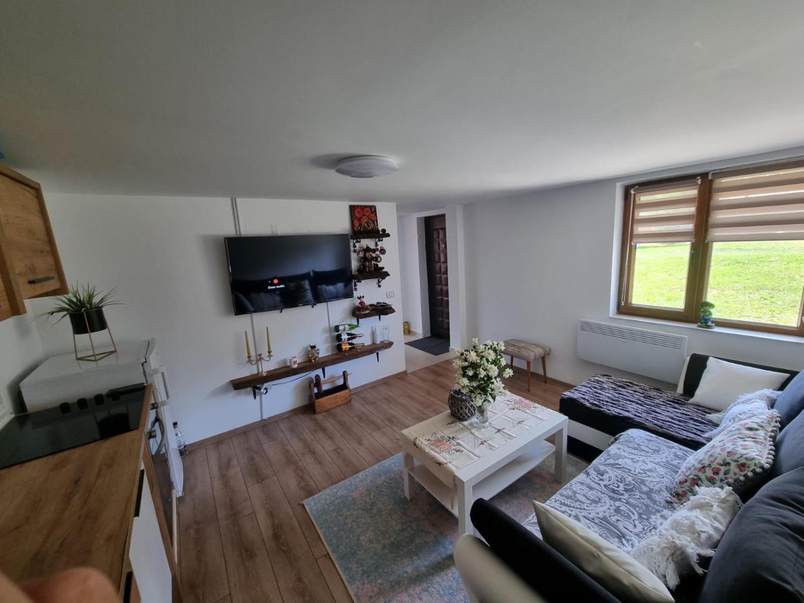 Casa primitoare in inima naturii si padurii