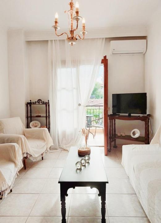 Intimate Olympus House photo 4