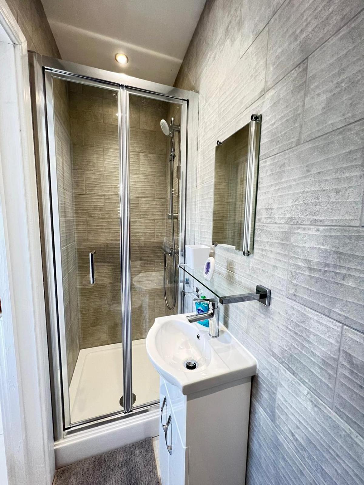 New Self Contained Flat,in Hayes, Free Parking view 4