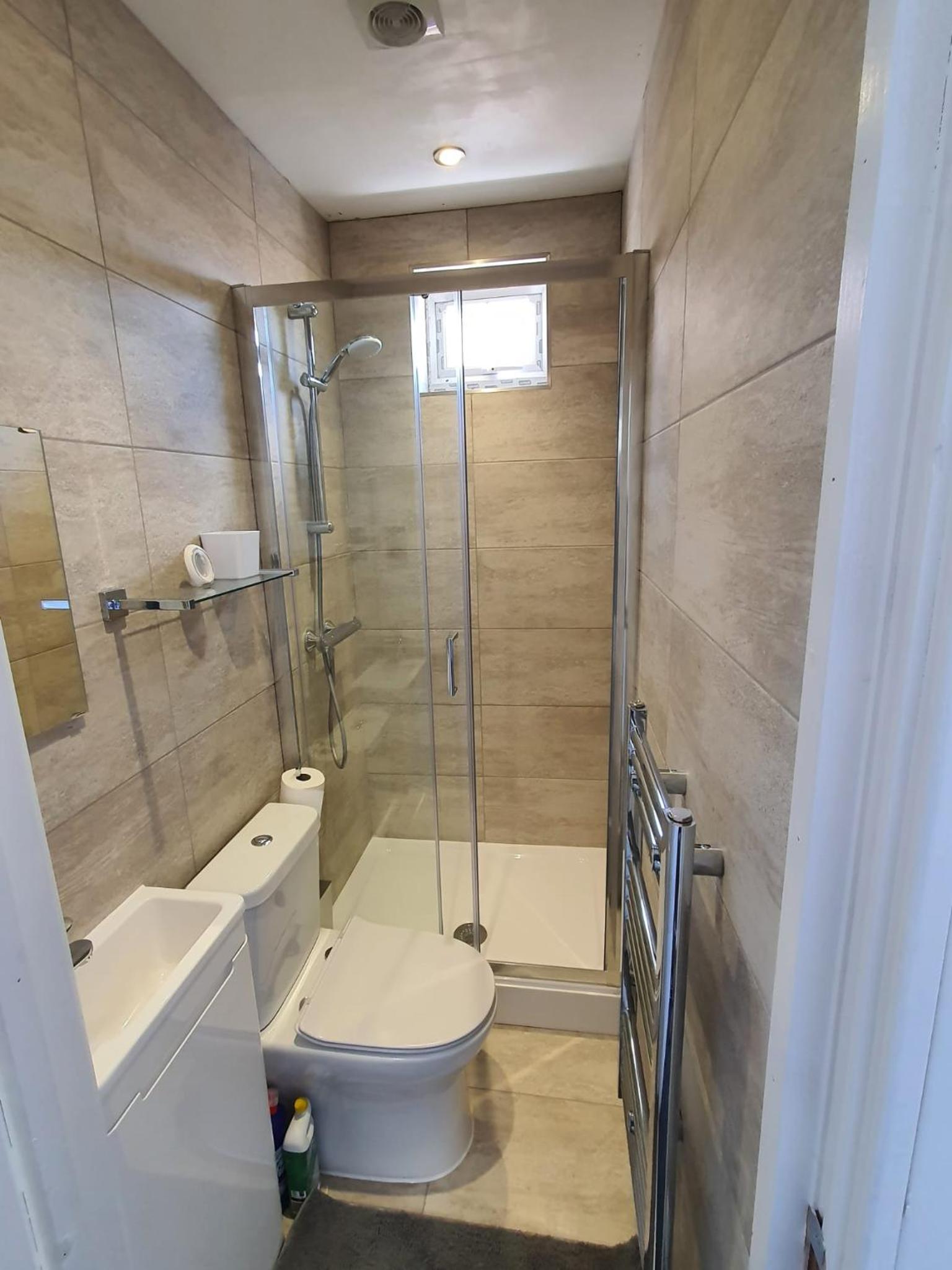 New Self Contained Flat,in Hayes, Free Parking view 5