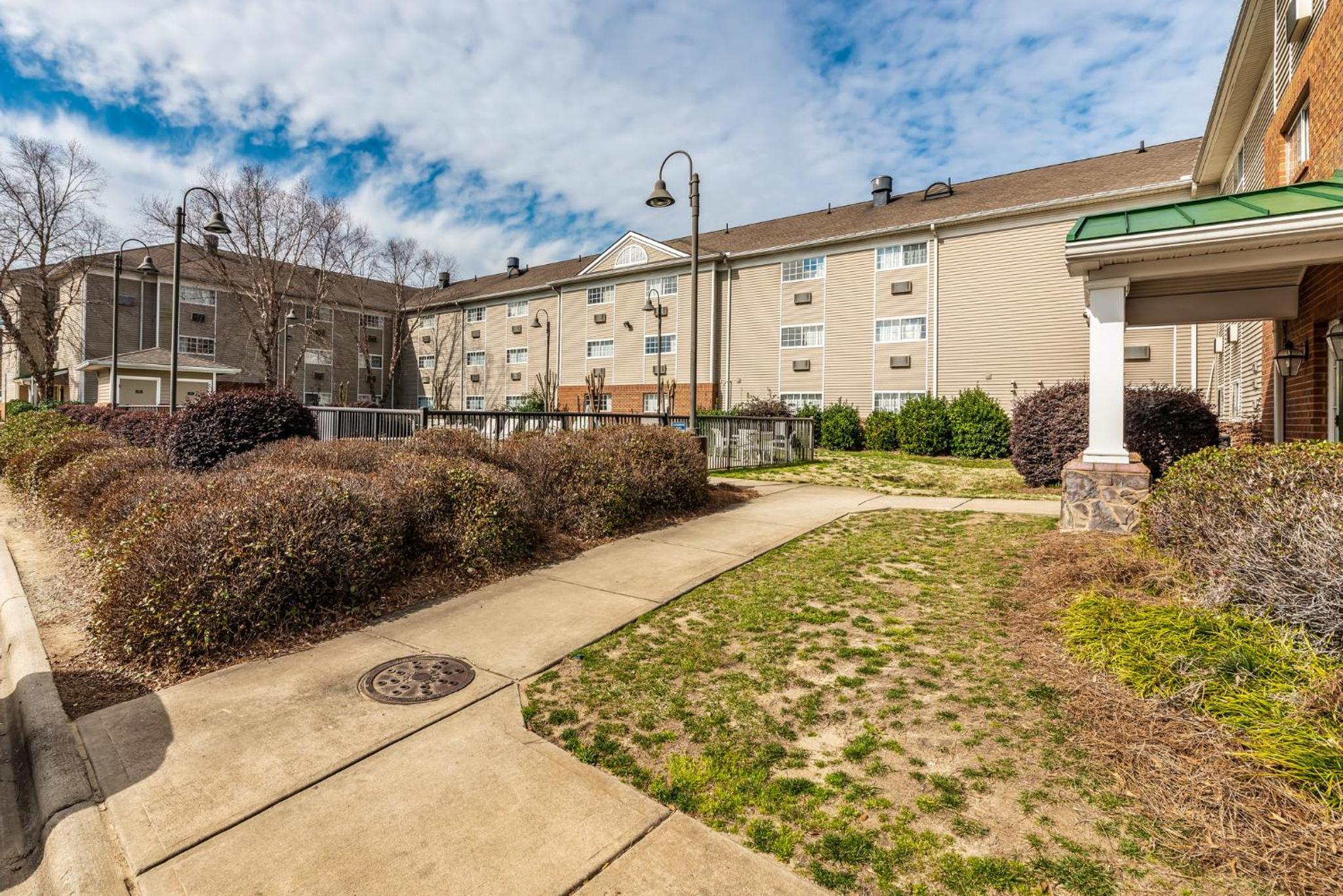HomeTowne Studios & Suites by Red Roof Charlotte - Concord