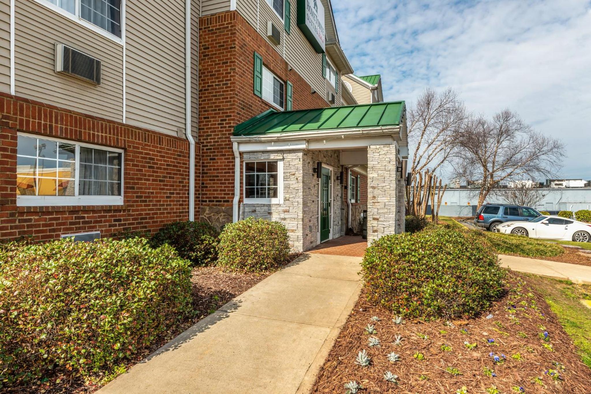 HomeTowne Studios & Suites by Red Roof Charlotte - Concord