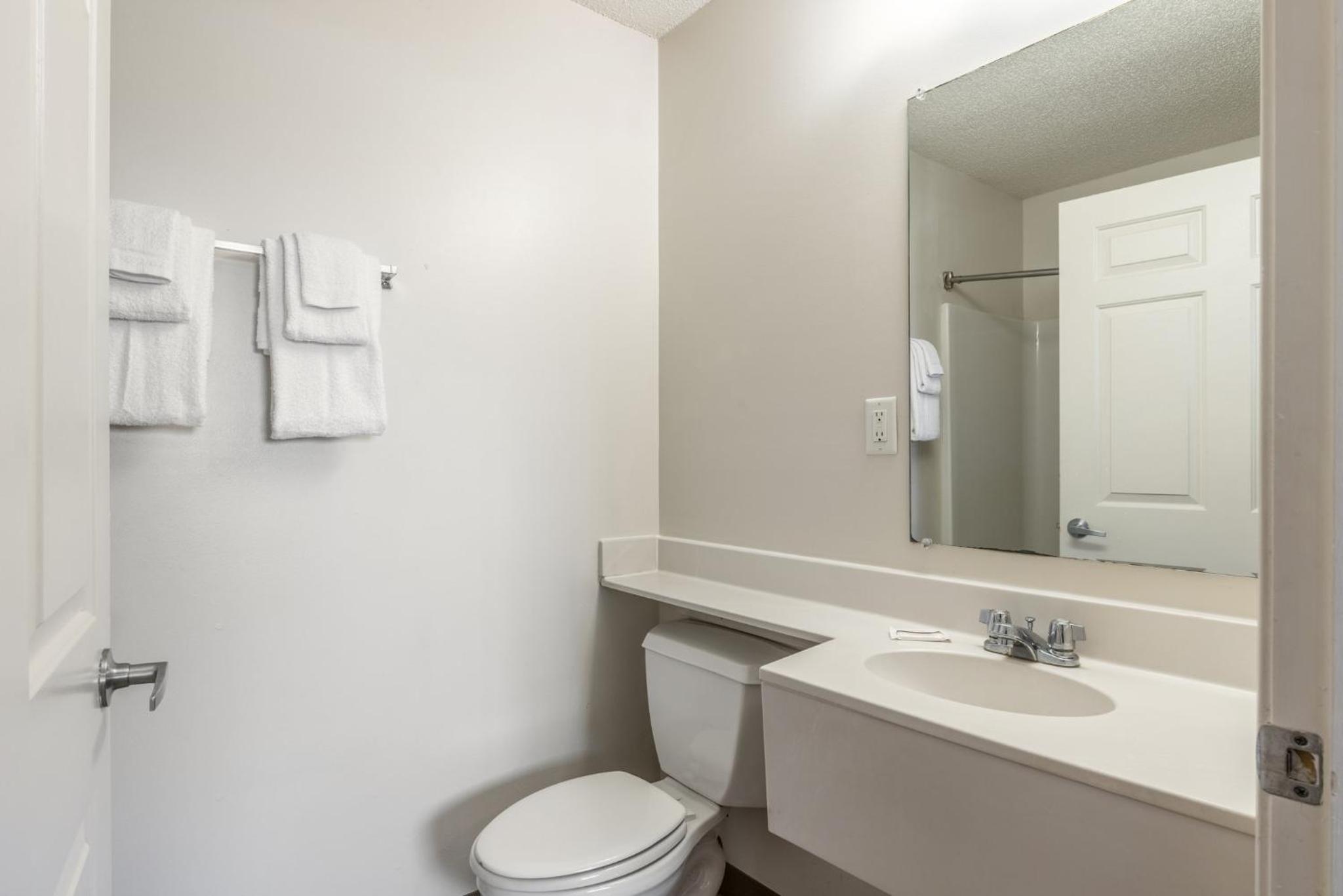 HomeTowne Studios & Suites by Red Roof Charlotte - Concord, Photo 16