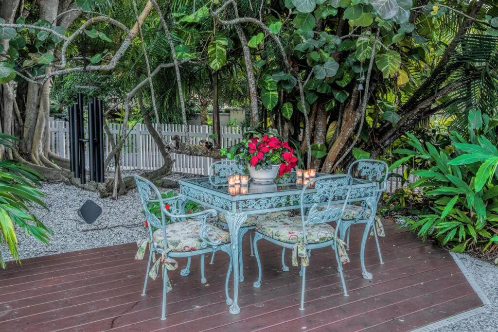 Get lost in the intoxicating relaxation of Siesta Key, in this luxurious private home. view 3