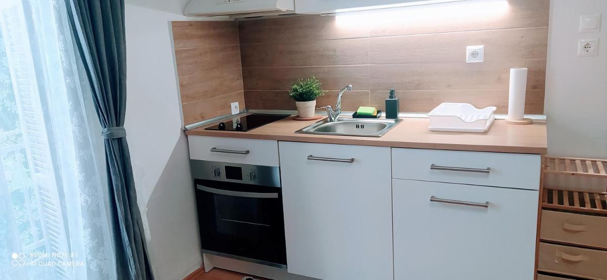 Elegant Central Studio Free wifi and netflix photo 5
