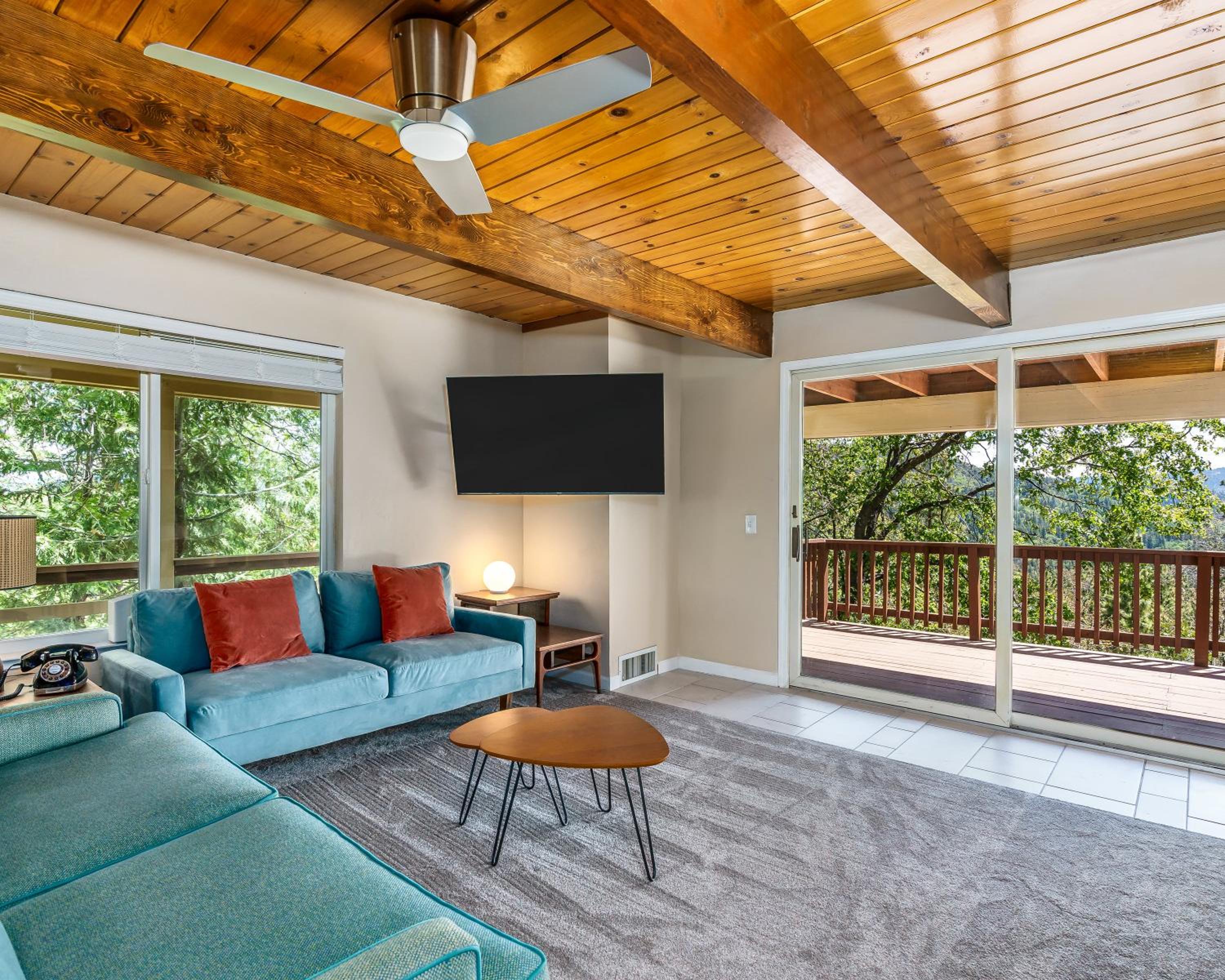 Eagle View Mountain Retreat with stunning views, hot tub, decks, 1 acre view 4