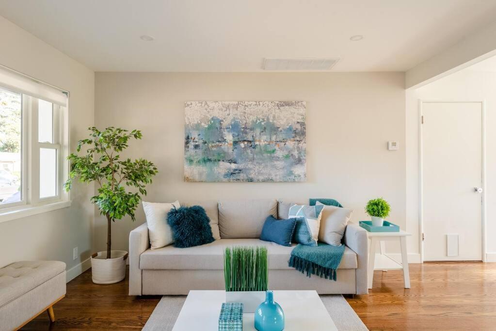 Newark Vacations - Sunny House with Hot tub near Stanford - Property Image 1