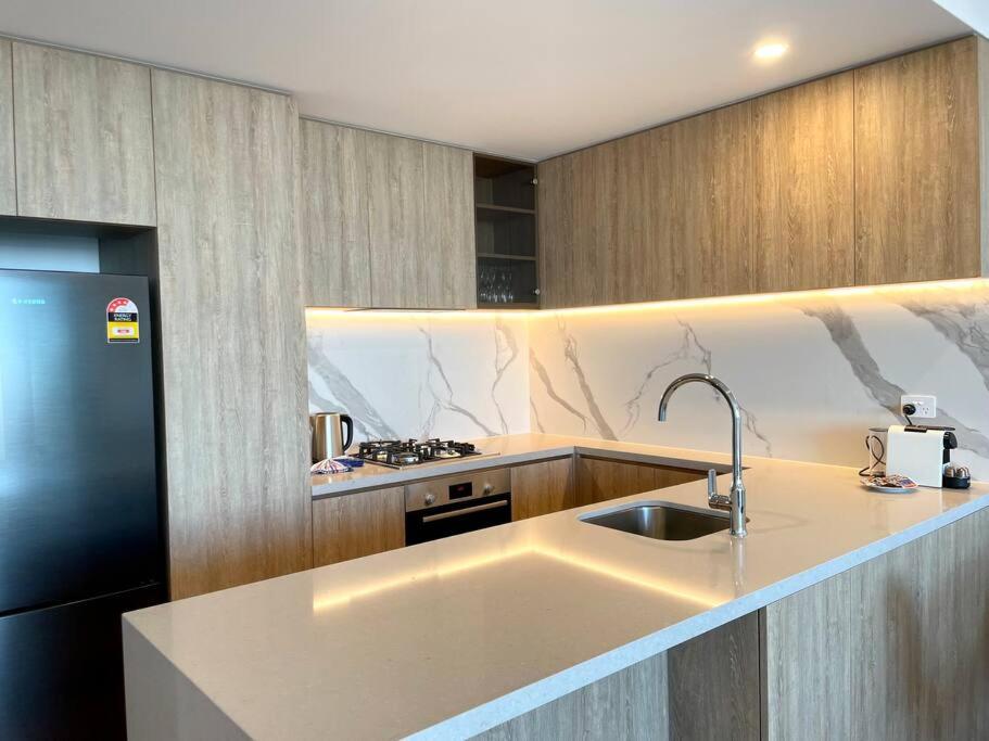 Stunning Oceanview 2BR in the heart of Broadbeach 44f view 4