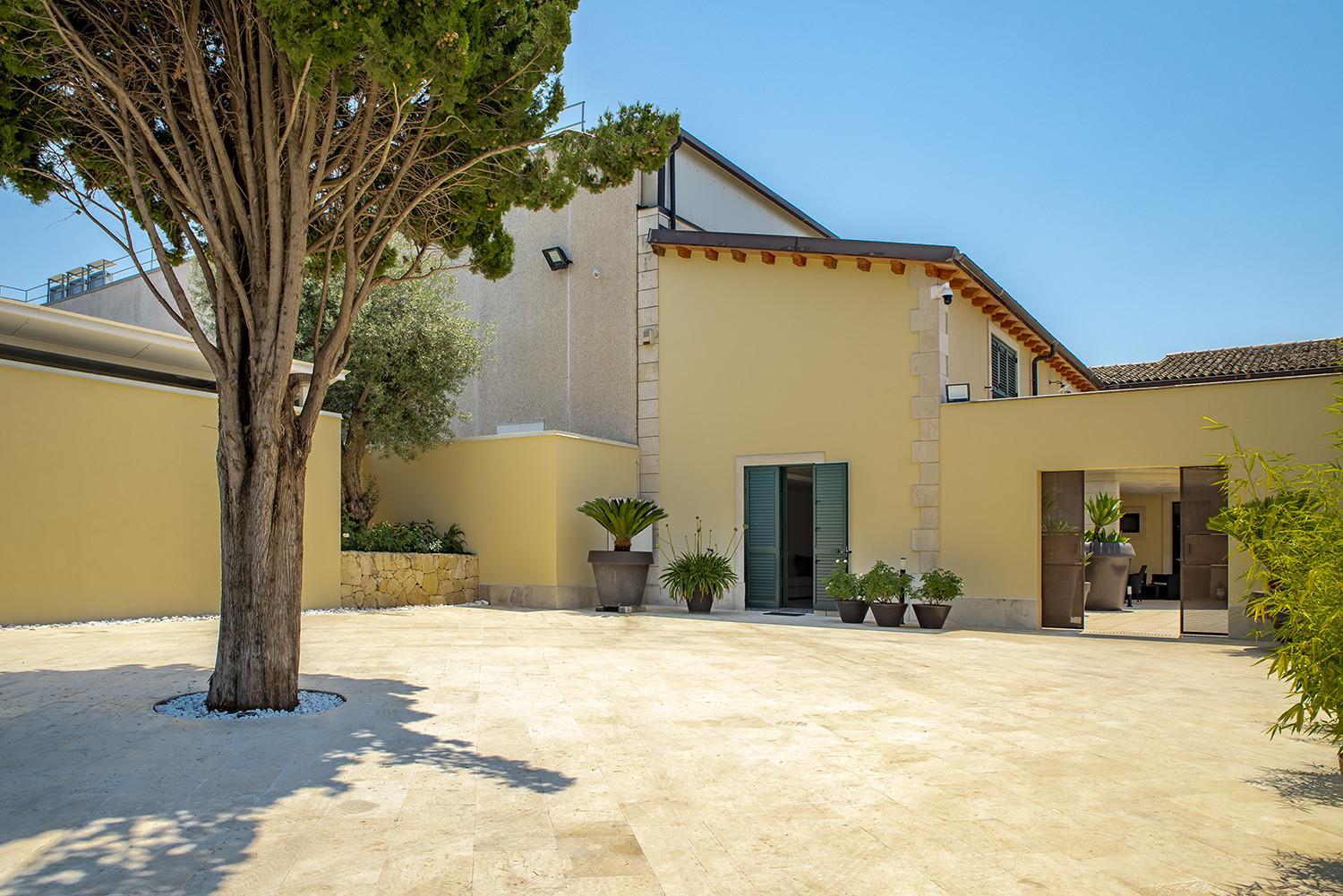Floridia Apartments with garden