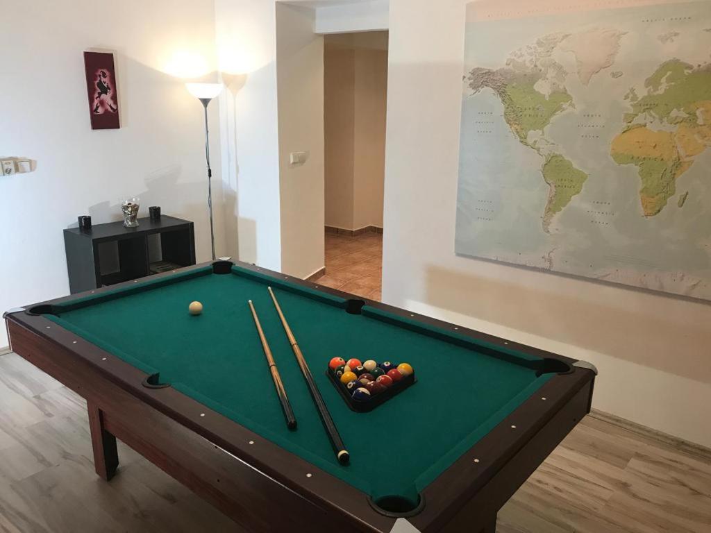 3 Bed Flat - Sleeps 20 - Smoking room - Wifi