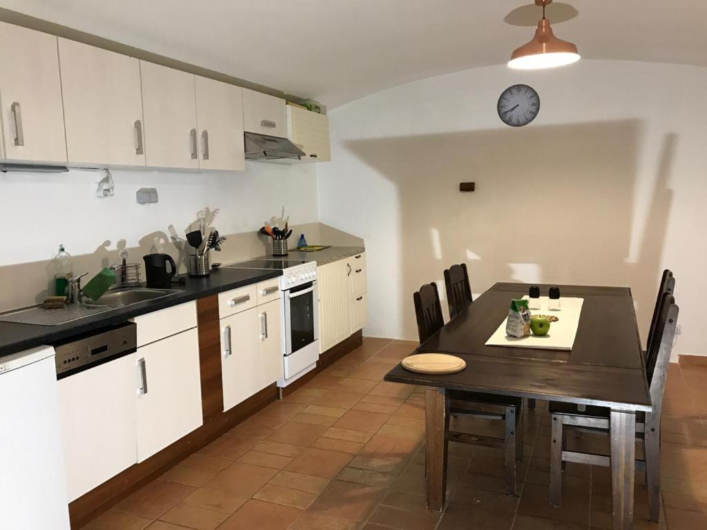 3 Bed Flat - Sleeps 20 - Smoking room - Wifi