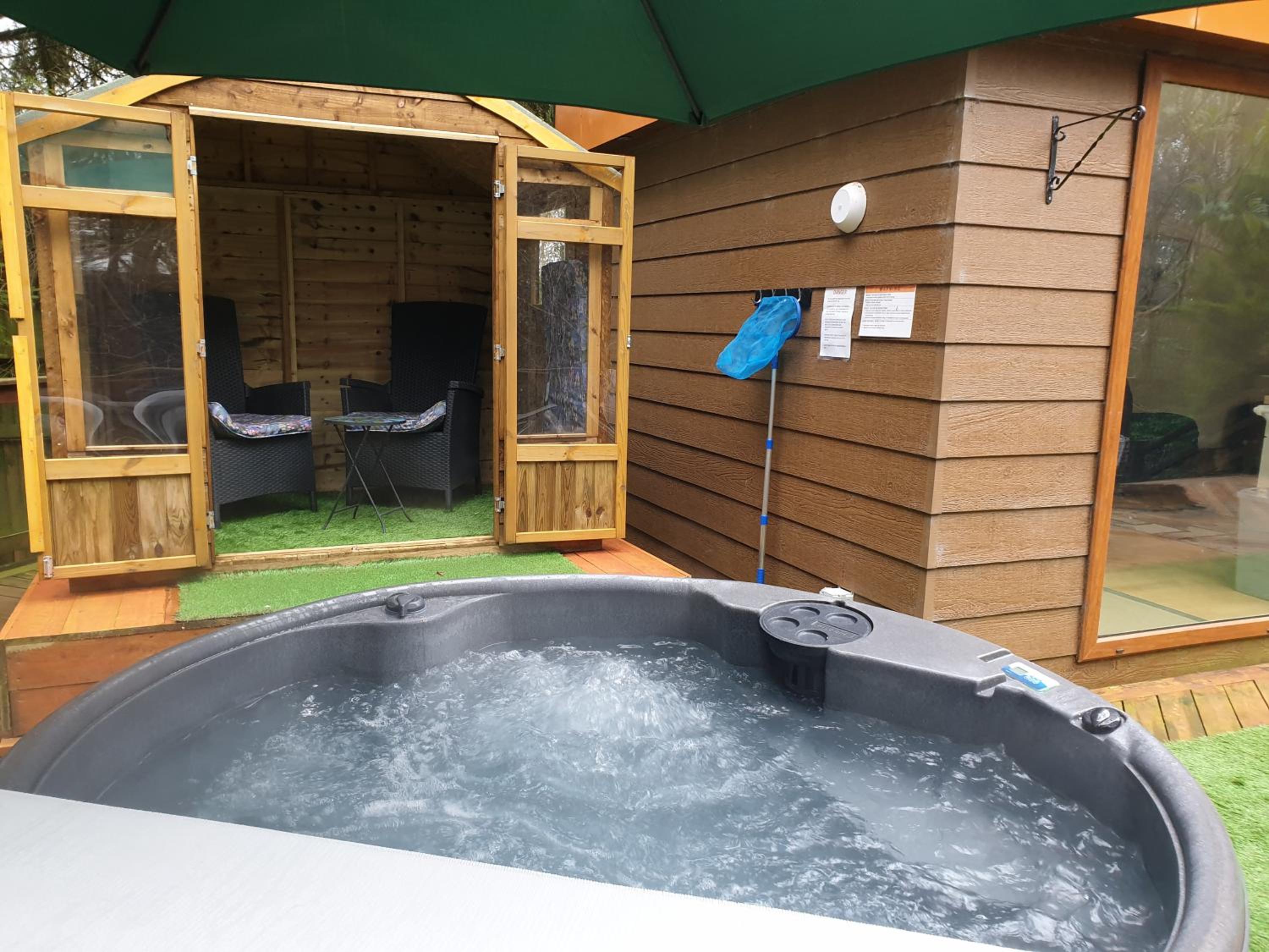 Private Couples hideaway with hot tub view 4