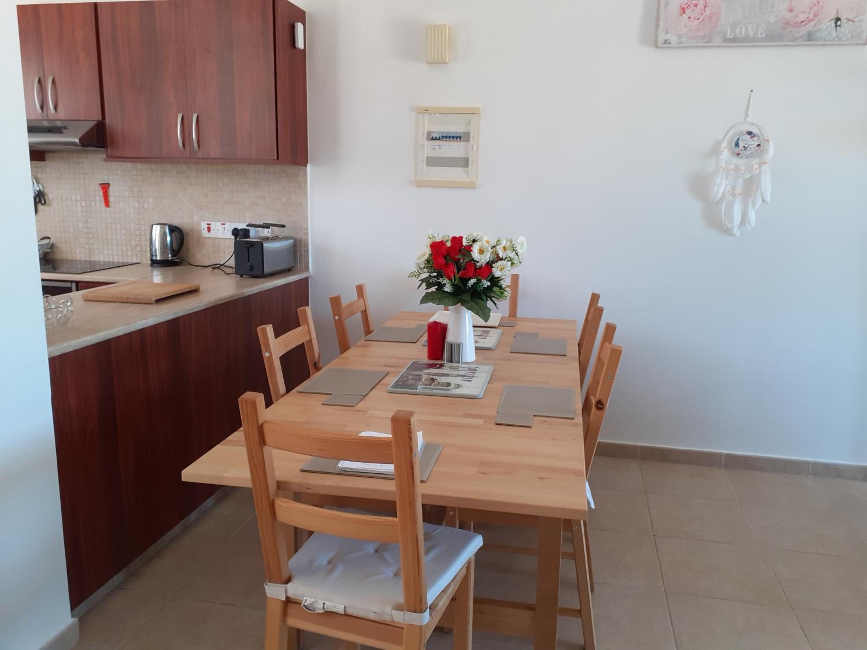 2-Bed House Sleeps 6 -Pool -Free Parking -Netflix view 5