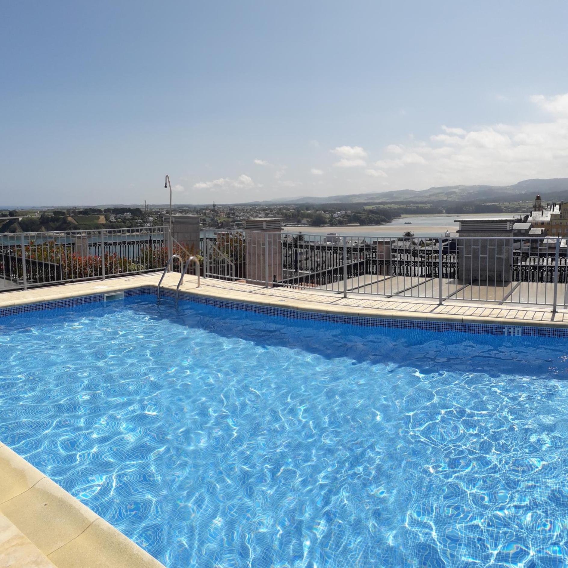 Atico con terraza y piscina comunitaria