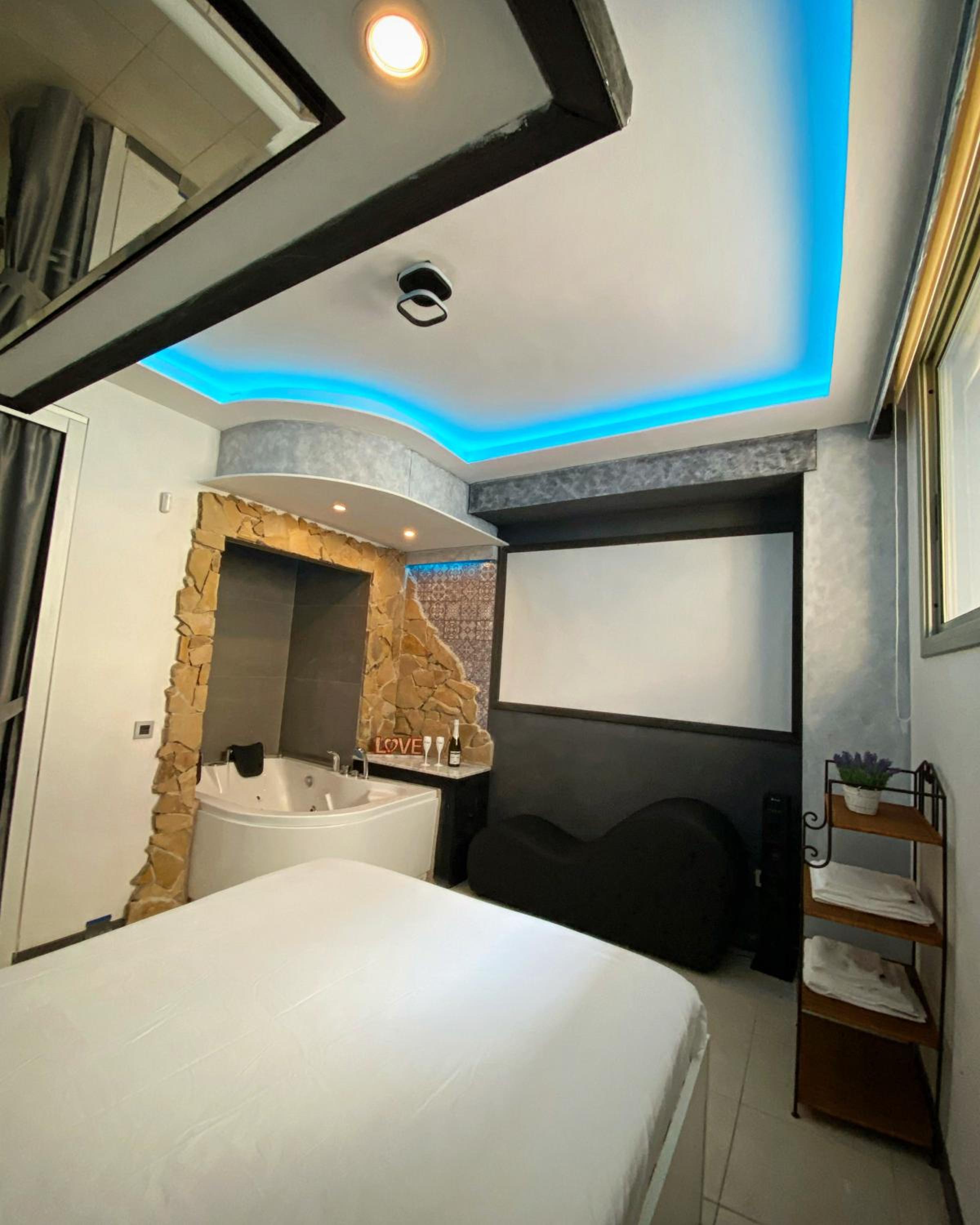 Hotel Aparta suite la nuit - Image 1