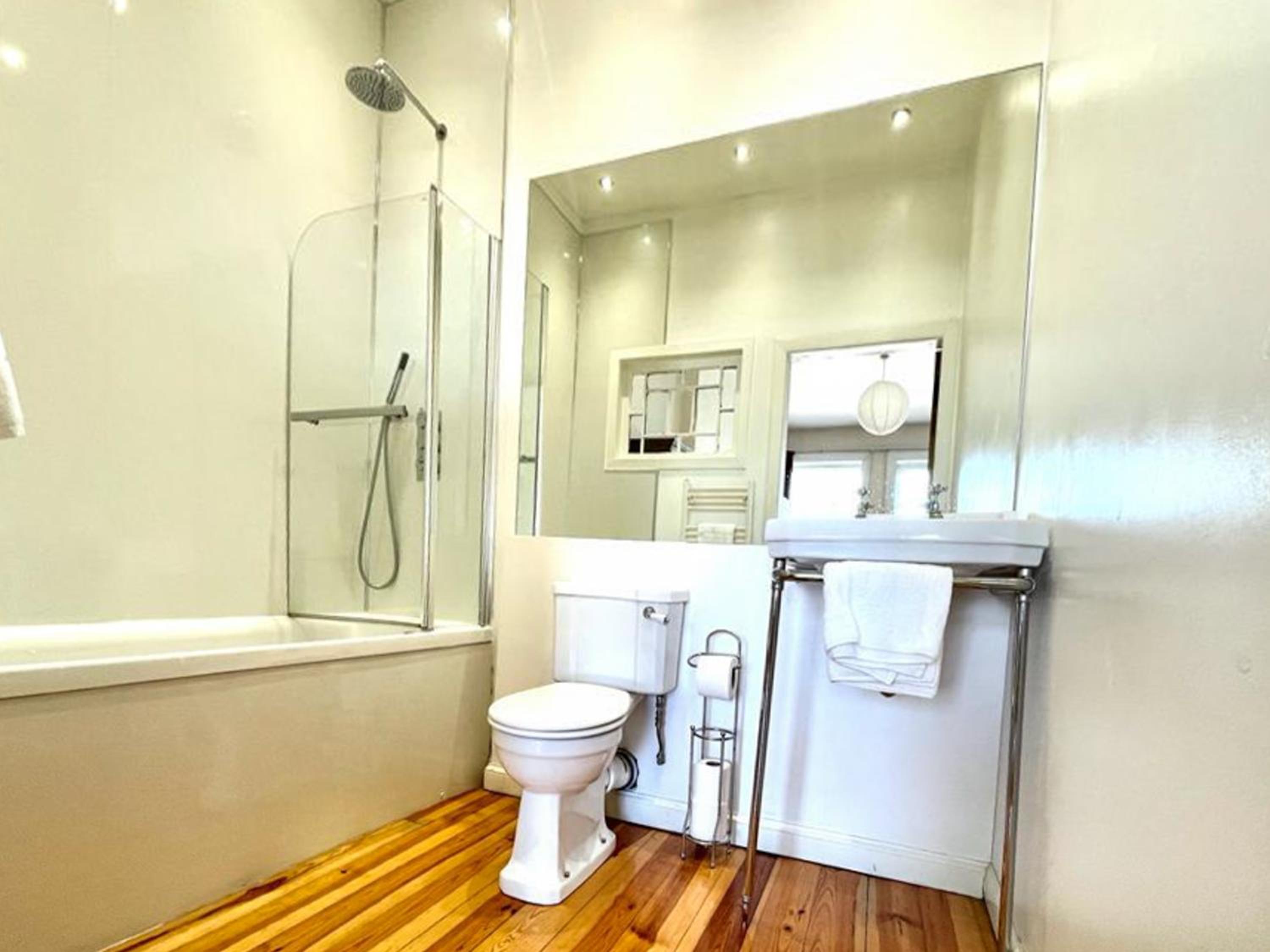 Incredible St Andrew's Sq - 2 bed in the sky photo 2