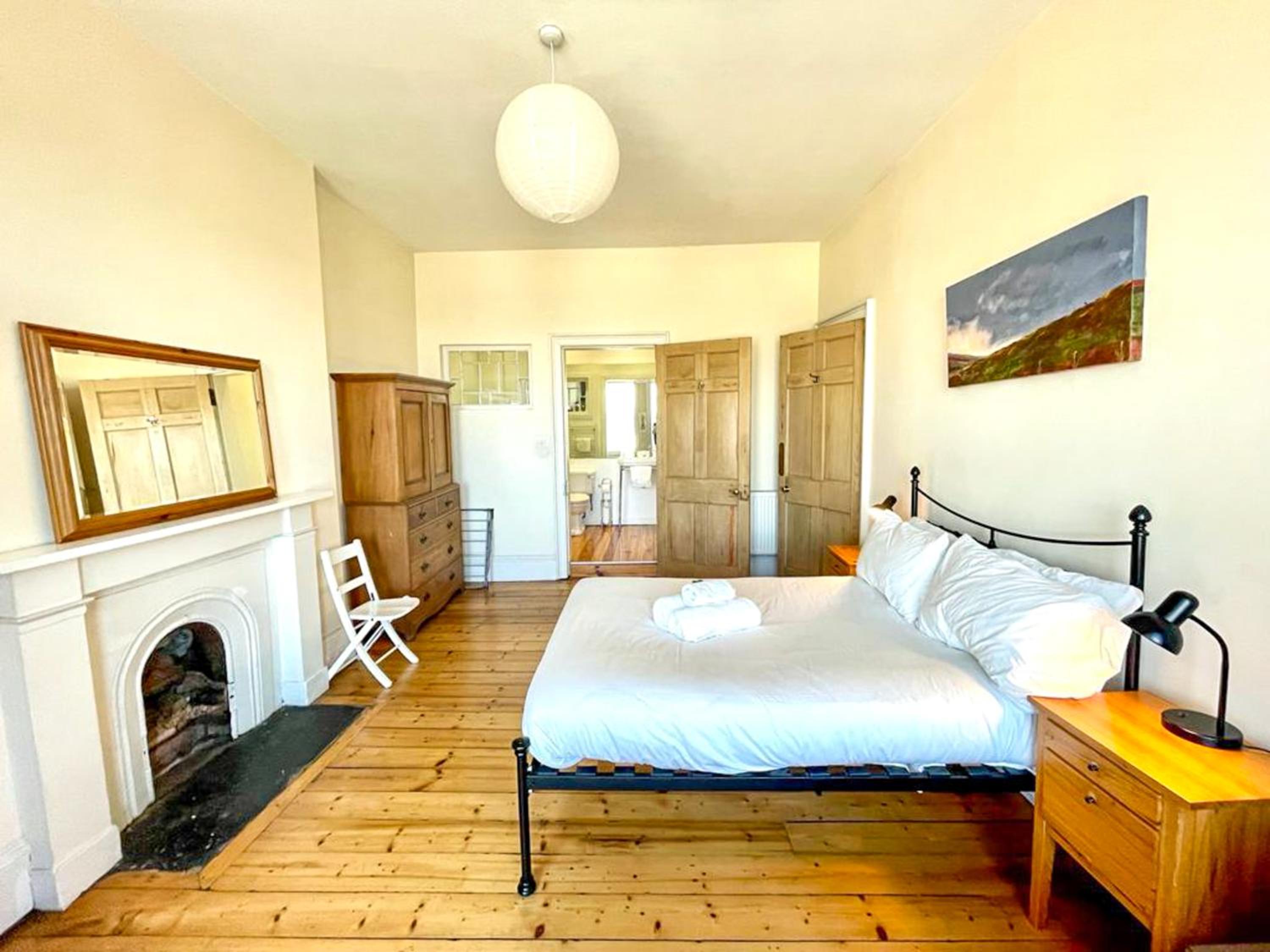 Incredible St Andrew's Sq - 2 bed in the sky photo 4