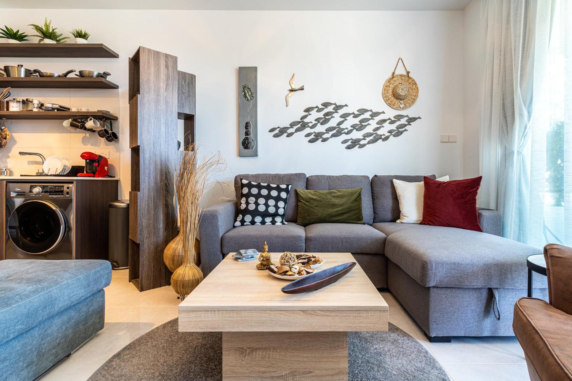 Lemon Tree 1-BR Apt with Terrace & Pool in Livadia view 4