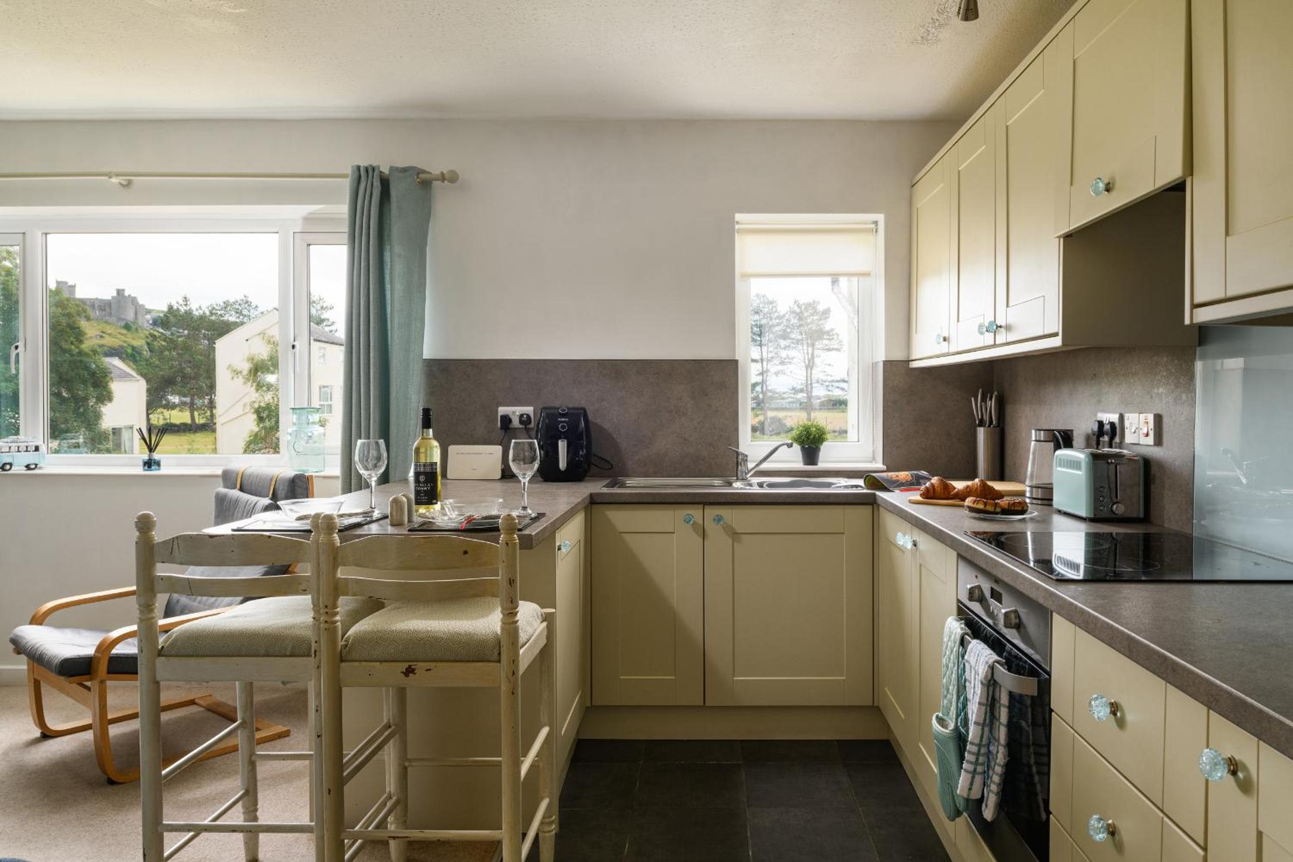 Finest Retreats - Golygfa o'r Castell - Castle Views view 5